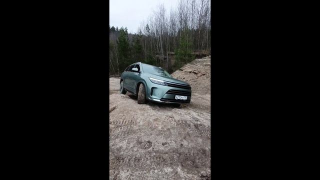 Seres M7 выезжает из диагонали