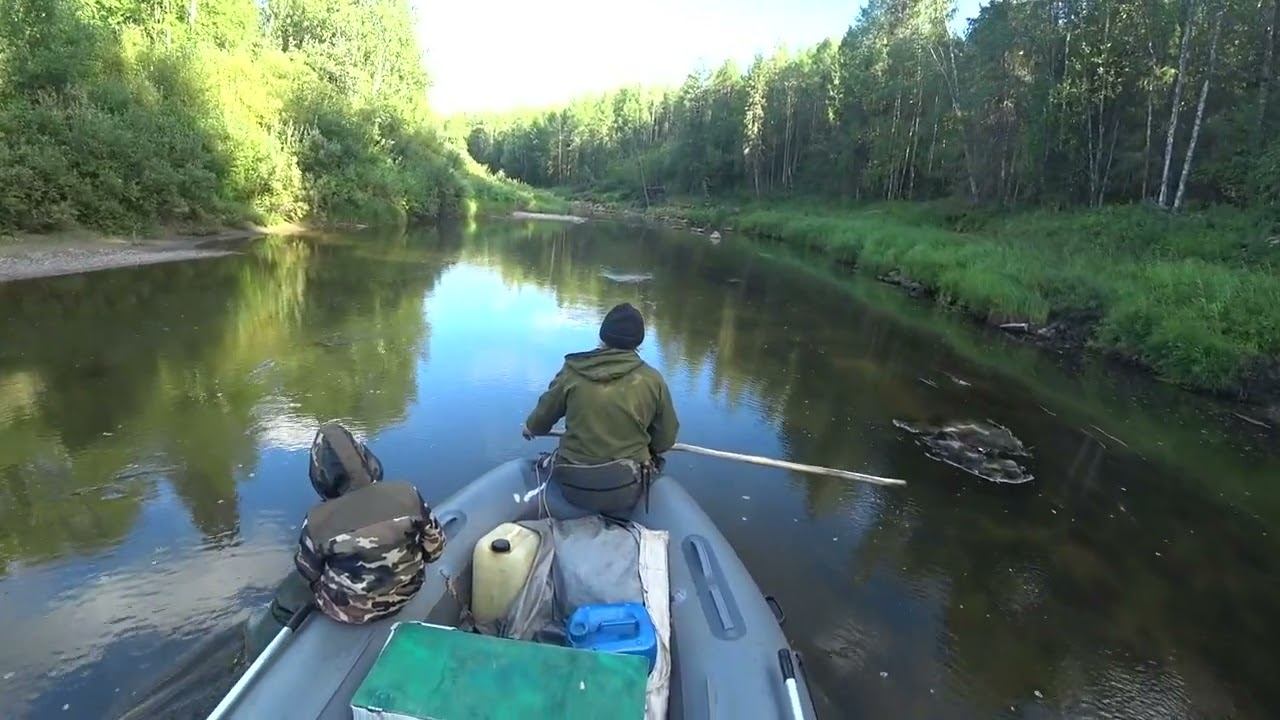 Тяжелый спуск домой через мель и валуны. Лодка REEF сквозь камни, песок и гальку. Красота тайги. смотреть онлайн