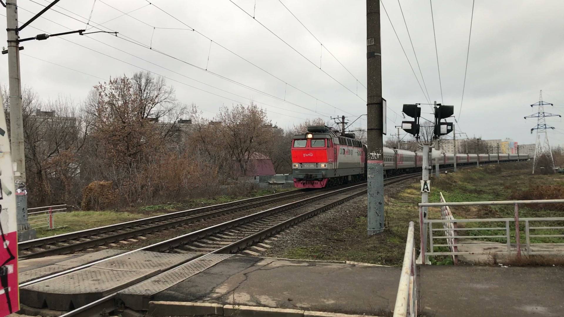 Электровоз ЧС4т-294 с пассажирским поездом на перегоне Толоконцево - Нижний Новгород Московский смотреть онлайн