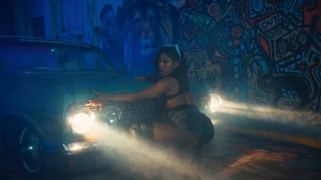 2k - Pretty Little Freak (Official Music Video) смотреть онлайн