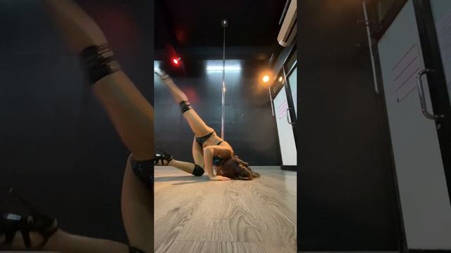 Exotic Pole Dance Flow and Floorwork to Niki - Loose at IPDA Indonesia Pole Dance смотреть онлайн