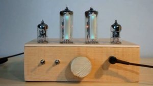 Tube amplifier with 6E2 magic eyes demonstration