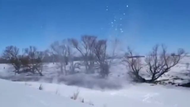 Спасатели взорвали лед на реке Терсе смотреть онлайн