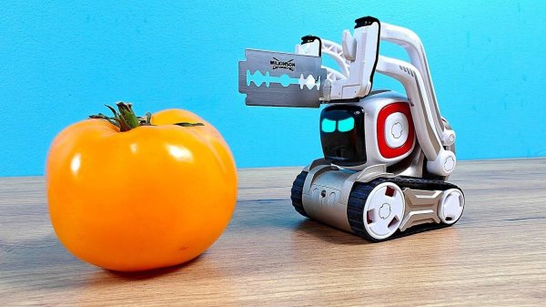 Сможет ли Cozmo нарезать салат из помидоров 🍅🔪 Козмо: Робот с Лезвием
