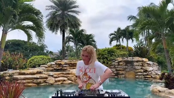 Mila Rubio - Live HAWAII