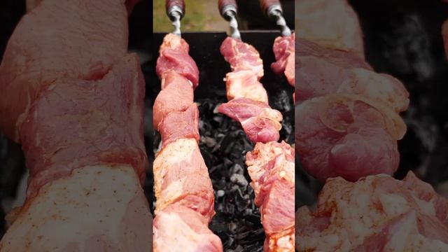 Шашлык из свиной шеи на мангале. Маринад на квасе. смотреть онлайн