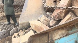 Строительство, дробление щебёнки