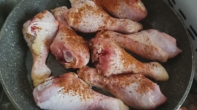 ГОЛЕНИ КУРИНЫЕ ЗАЖАРИСТЫЕ НА СКОВОРОДЕ смотреть онлайн