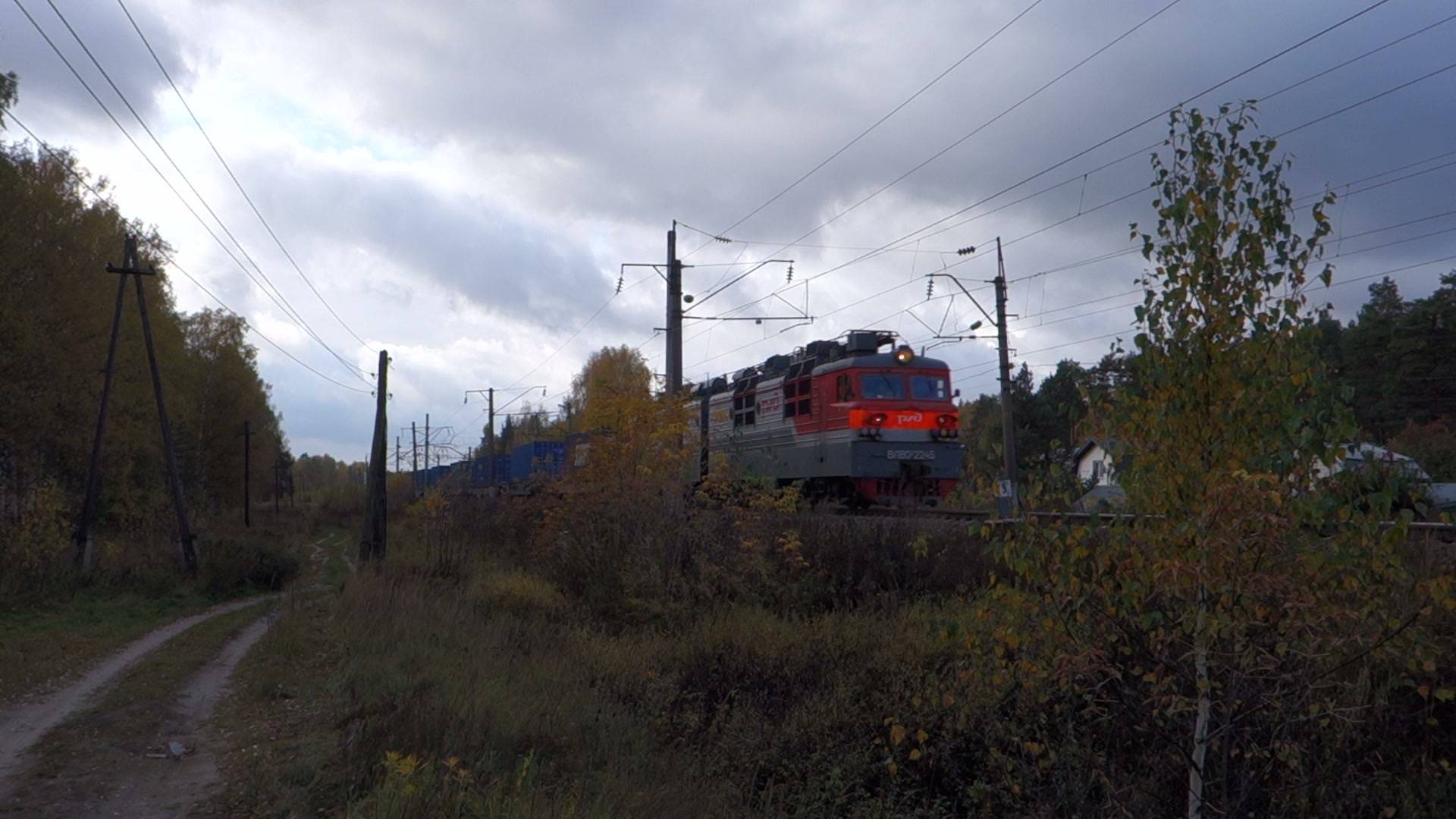 Электровоз ВЛ80с-2245 с грузовым поездом заходит в чётную горловину станции Киселиха смотреть онлайн