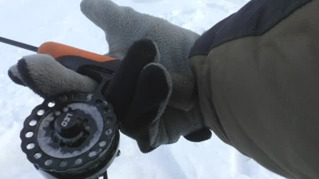 ЛОВЛЯ БЕРША, СУДАКА В ЯНВАРЕ. МОРОЗ ДО СЛЕЗ. НАСАДИЛ ТЮЛЬКУ НА БАЛАНСИР смотреть онлайн