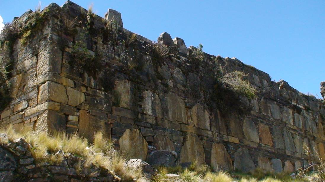 В Перу на высоте 4000 м обнаружен древний каменный город с мощными мегалитическим стенами (новая вер смотреть онлайн