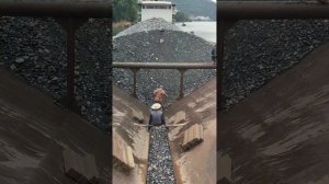 Строительство, разгрузка баржи