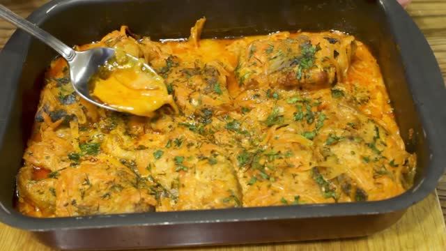 Вкуснее мяса! Попробуйте этот рецепт горбуши со сметаной и овощами. Fish with vegetables. смотреть онлайн
