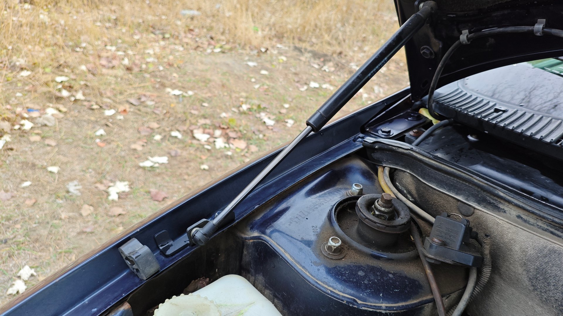 Газовый упор капота Калина 1.Небольшая но полезная дороботка смотреть онлайн