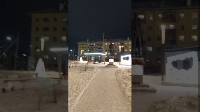 Парк у ДК Речников, скоро Новый год. Усть-Кут смотреть онлайн