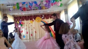 "Пригласи меня, папа, на вальс" - танец дочки и папы на выпускном балу в детском саду