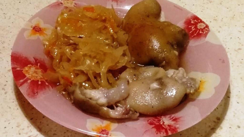 Ножки свиные отварные с квашеной капустой. Кладезь коллагена. Кухня Германии, смотреть онлайн