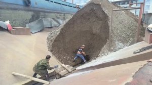 Строительство, разгрузка баржи