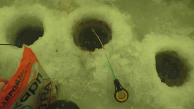 РЫБАЛКА НА РЕКЕ В СНЕГОПАД. МЕНЯ ОКРУЖАЮТ ПОДЖОПНИКИ. ПОСТАВИЛ ПАЛАТКУ НА ЛУНКУ смотреть онлайн