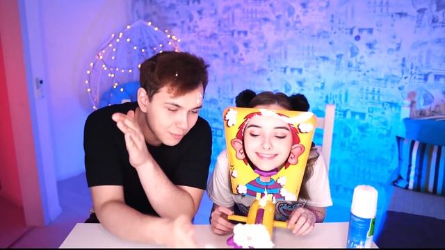 ПИРОГ В ЛИЦО ЧЕЛЛЕНДЖ 😂 PIE FACE CHALLENGE 😂 ТОРТ В ЛИЦО ЧЕЛЕНДЖ 😂САМАЯ УГАРНАЯ НАСТОЛЬНАЯ ИГРА.mp4 смотреть онлайн