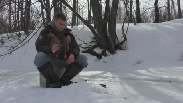 РЫБАЛКА НА ЛЕСНОЙ РЕЧКЕ В МАРТЕ. УШЕЛ ОТ ТОЛПЫ. ЛЮДИ С ПАНОПТИКСОМ .. смотреть онлайн