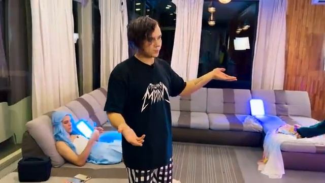 БЮДЖЕТНЫЙ КОСПЛЕЙ на группу ФРЕНДЗОНА пародия ПОВТОРЯЕМ КЛИП БУТЫЛОЧКА в ДОМАШНИХ УСЛОВ смотреть онлайн