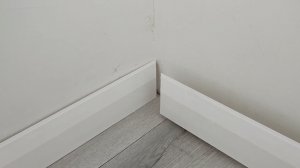 монтаж плинтуса cosca  на жидкие гвозди