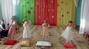 Танец " губки бантиком" младшая группа