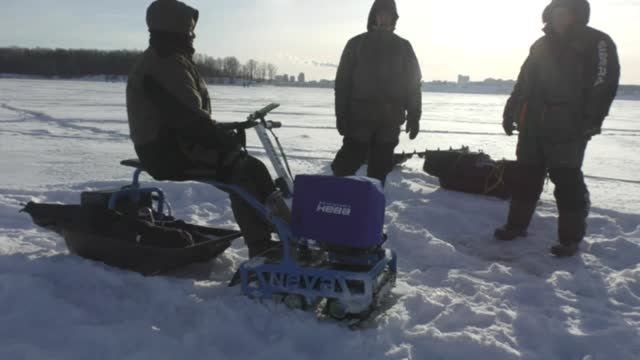 ЛОВЛЯ ОКУНЯ НА БЕЗМОТЫЛКУ В ЗАТОНЕ РЕКИ. НАШЁЛ СТОЯНКУ ОКУНЯ смотреть онлайн
