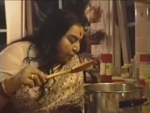 3-Шри Матаджи на кухне.Ашрам Гивринш, Швейцария