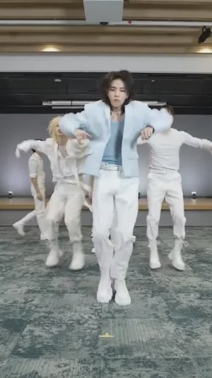 [MIRRORED] Stray Kids 『GIANT』 Relay Dance Movie