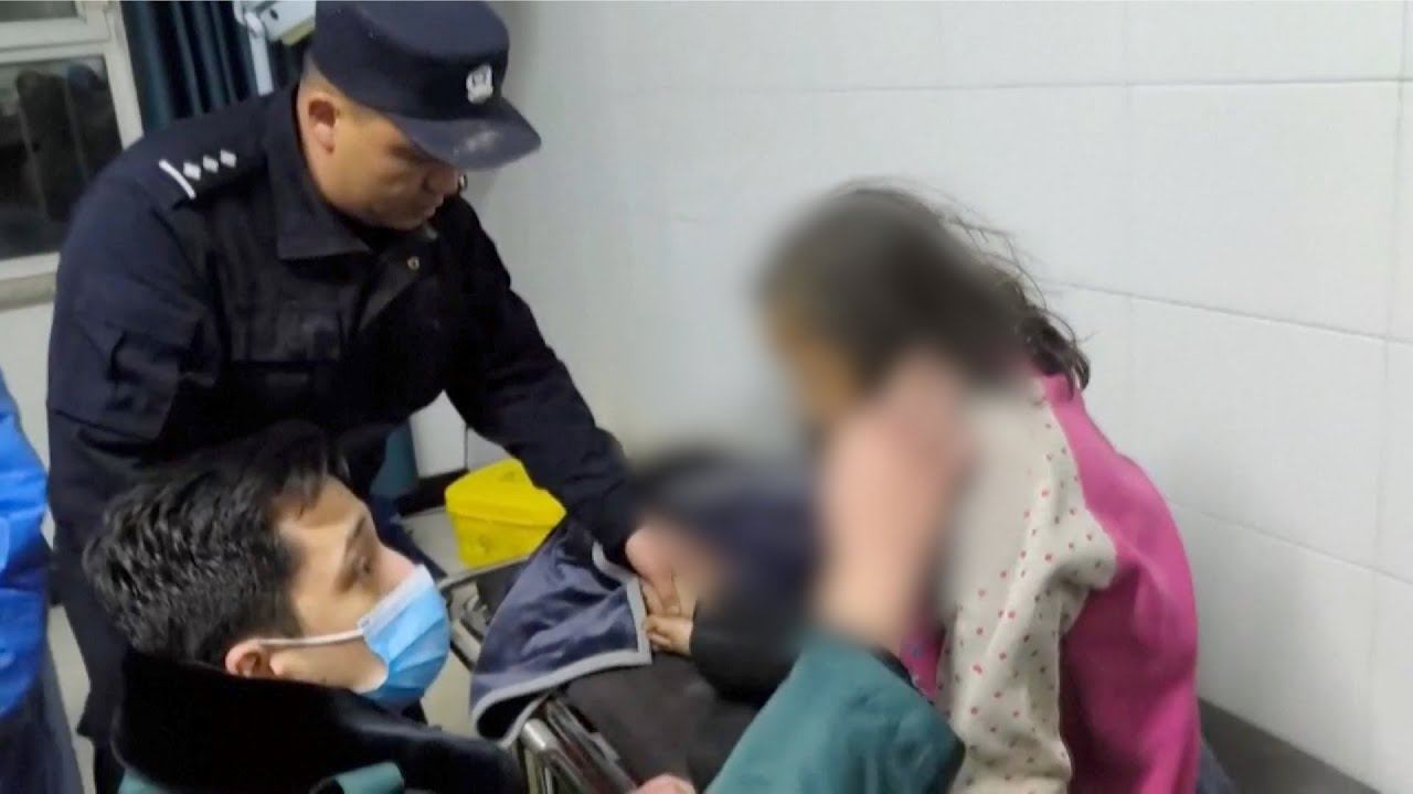Girl buried in collapsed house rescued in quake-hit Xinjiang village смотреть онлайн