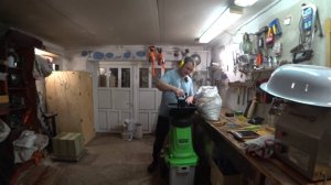 Жизнь в деревне. Кору осины собирал, чагу сушил, отправлял. Тест древолазов в лесу.