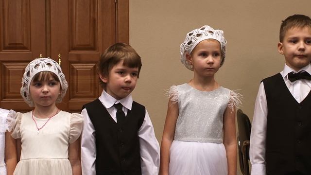 _2 Золотые листики. Поздравление учащихся Воскресной школы "Радовесть" в "День матери в России". смотреть онлайн