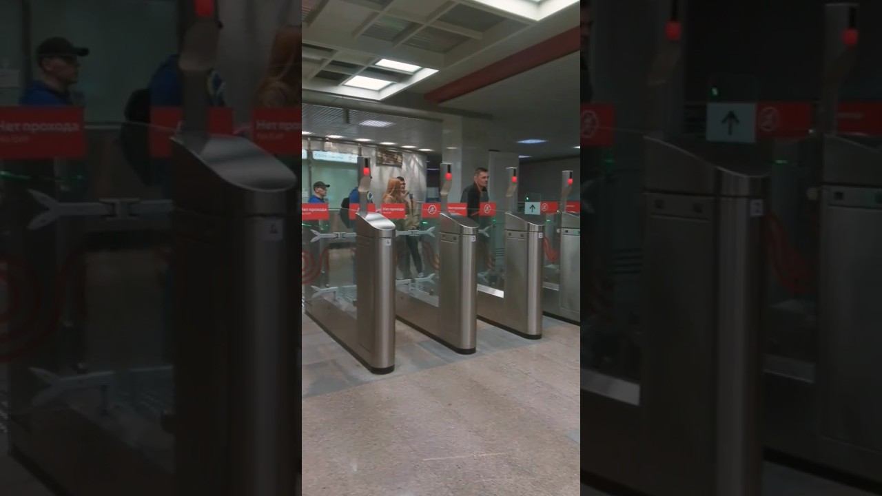ЭТО СБОР БИОМЕТРИИ? ВСЕХ ВХОДЯЩИХ В МЕТРО, ПРОГОНЯЛИ ЧЕРЕЗ КРАНИЙ ТУРНИКЕТ. смотреть онлайн