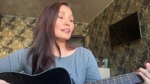Нюргуяна Шадрина «Ханна да буолларгын» Ирина Елизарова ырыатын гитаранан ыллыыр