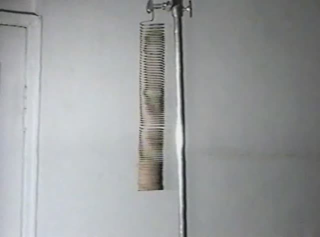 Физика. Опыты. Механика сплошных сред. Деформация висящего тела смотреть онлайн