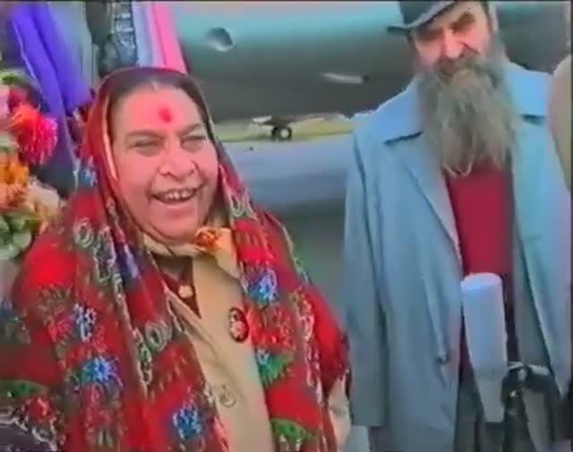 19-1995 .22.09.г Встреча в аэропорту Шри Матаджи Интервью ТВ, Муз программа 22.09.1995 г