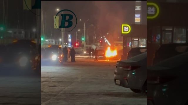 В Сургуте ночью загорелся автомобиль смотреть онлайн