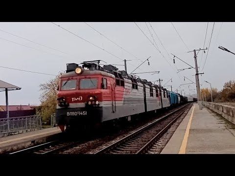 Летит! Электровоз ВЛ80С-1451/1902А идёт на взлёт с грузовым поездом смотреть онлайн