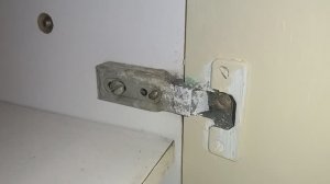 Меняем мебельные петли у старого шкафа