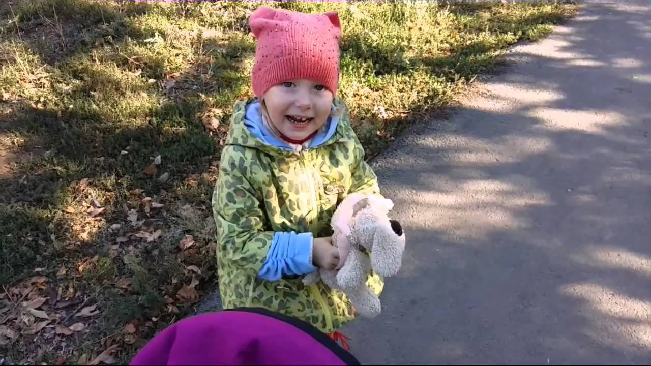 Ксюша на прогулке, бегает, прыгает по лужам смотреть онлайн