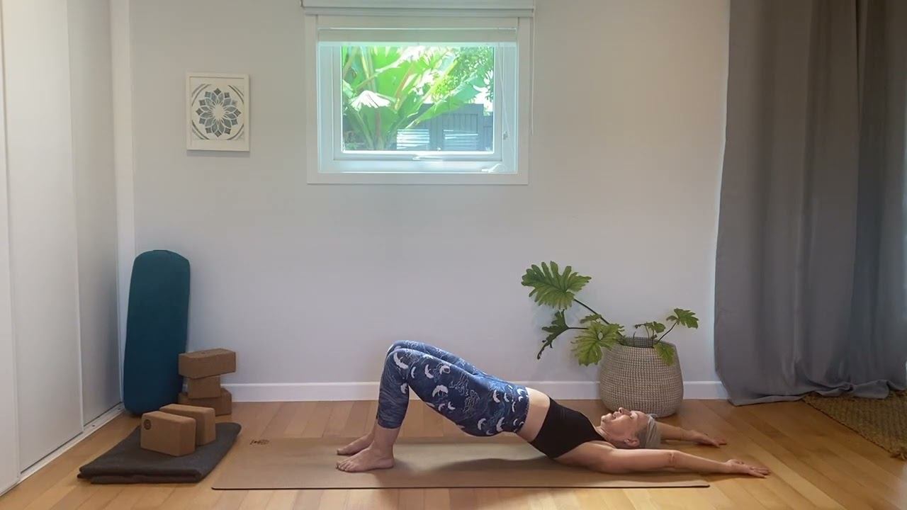 15 Min Pelvic Tilt & Undulating Bridge Somatic Yoga Practice смотреть онлайн