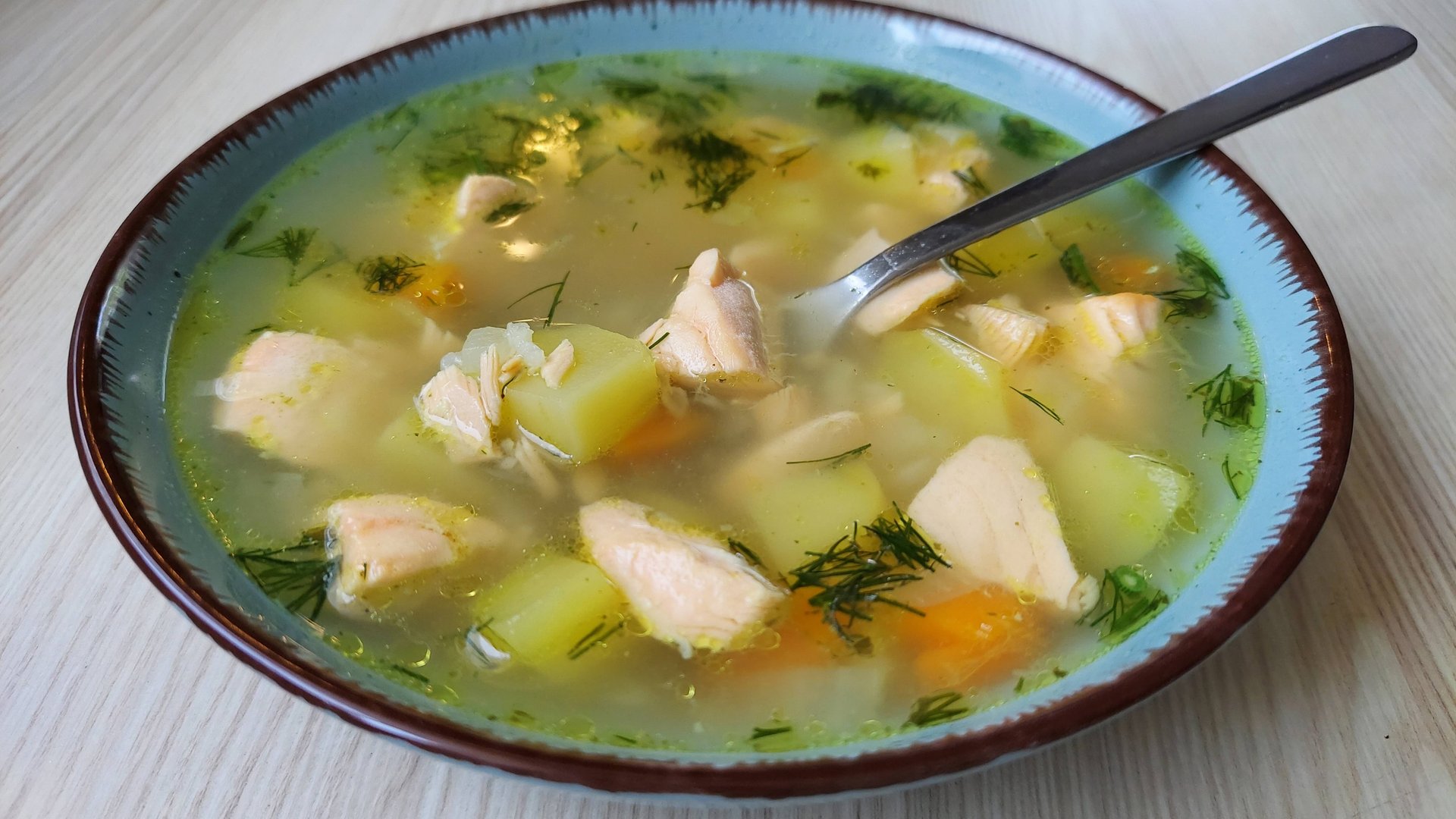 УХА ПО-ДОМАШНЕМУ полезно и просто. Готовится быстро, получается вкусно! Мой рецепт рыбного супа смотреть онлайн