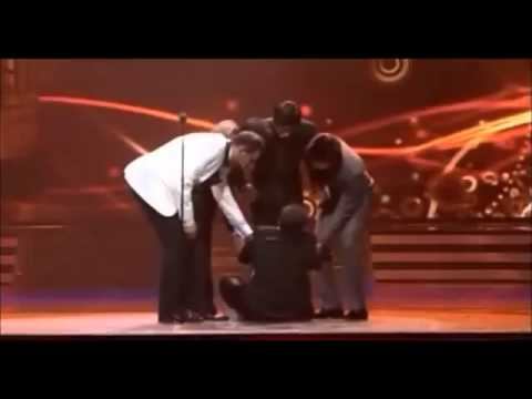 Fan grabs SRK's legs at IIFA Awards 2011 25 June 2011 смотреть онлайн