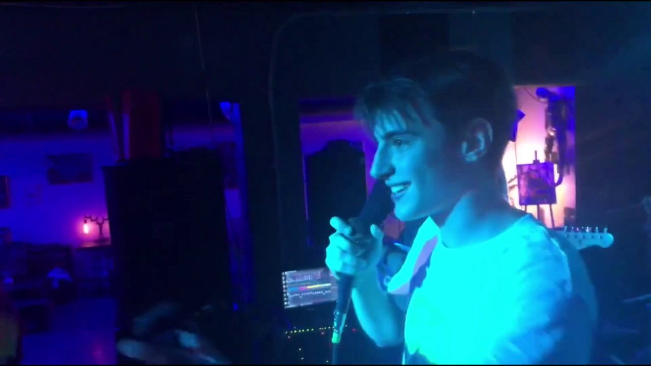 ПЕРВЫЙ КОНЦЕРТ/ГРУППА ЛЕНЬ БЫТЬ ЛЮДЬМИ смотреть онлайн