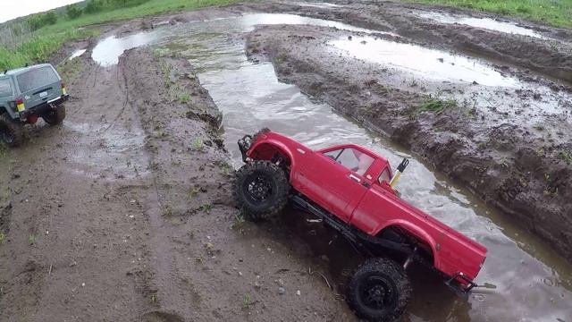 Axial SCX10 2 против TF2. Посмотрим кто кого на бездорожье! смотреть онлайн