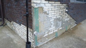 Разрушение фасадов частного дома, утеплённого пенополистиролом, клинкерная плитка и штукатурка