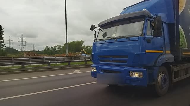 Синий Камаз. Бортовой тентованный Камаз на трассе смотреть онлайн