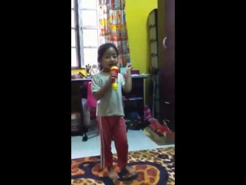 Cute girl sings chinesse song смотреть онлайн